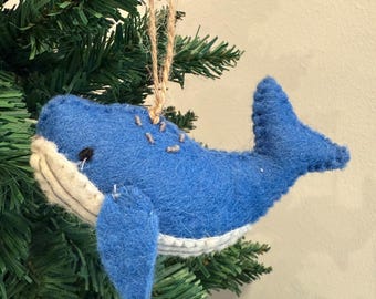 Handgemaakt wolvilt walvisornament: kerstdecor aan de kust