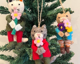 Handgemaakt vilten kattenornament: wollen kat met bloem, kerstboomversiering, schattig dierencadeau, vilten kattenliefhebberornament, woondecoratie
