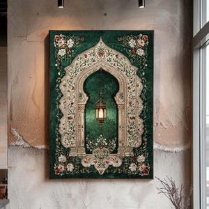 Peut inclure: Une œuvre d'art murale rectangulaire présentant un fond vert profond avec un motif d'arche orné de couleur crème. L'arche est décorée de motifs floraux complexes et contient une lanterne centrale suspendue avec une lumière chaude.