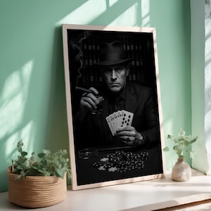 Póster de jugador de póker de la mafia, arte digital negro, estilo gánster, cigarros, whisky y cartas, impresión de pared para sala de juegos o decoración vintage de cueva de hombre.