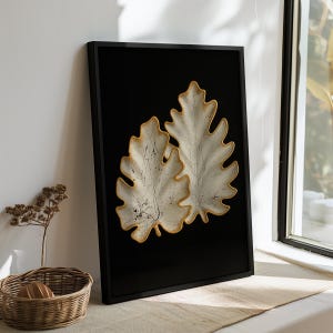Set di piatti in ceramica a forma di foglia, arte digitale, rustico, con bordo dorato, decorazione autunnale, elegante stampa murale ispirata alla natura, per cucina o come regalo.