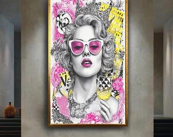 Bold Queen Pop Art Poster, Retro Glam Wall Art with Pink Sunglasses and Crown, Stylish Diva Print for Fashion Decor