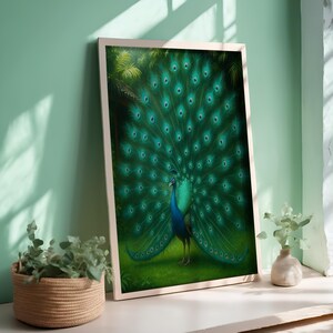 Elegante pavone in un lussureggiante giardino verde, poster di arte digitale con animali selvatici e natura, graziosa stampa di uccelli per una stanza boho chic o per una decorazione murale ispirata alla giungla.