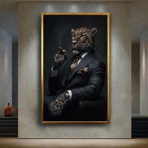 Stampa su tela raffigurante un gentiluomo leopardato – Ritratto di un animale sofisticato in abito con sigaro – Stampa antropomorfa di lusso per un arredamento audace