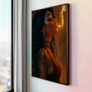 Stampa artistica da parete con donna tatuata che fuma - Poster con ritratto femminile dall'estetica dark - Tela con ragazza fantasy infuocata - Decorazione alternativa audace
