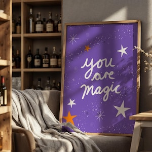 Impressão de arte de Halloween com bruxaria: Você é mágico, decoração roxa assustadora (download digital)