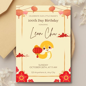 Op de afbeelding: Een crèmekleurige uitnodigingskaart met een cartoon slang die een rode lantaarn vasthoudt. De tekst luidt "Vier de 100e verjaardag van onze kleine slang" en eert "Leon Chu". Rode bloemen en lantaarns sieren het ontwerp. De datum en tijd zijn ook inbegrepen.