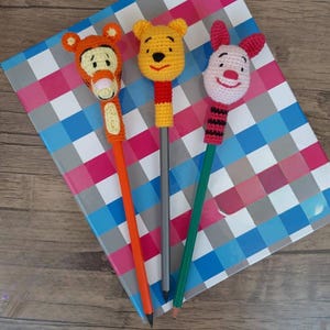 アミグルミ くまのプーさん 虎と子豚 鉛筆トッパー デジタル PDF かぎ針編みパターン DIY クラフトおもちゃ コレクションギフト