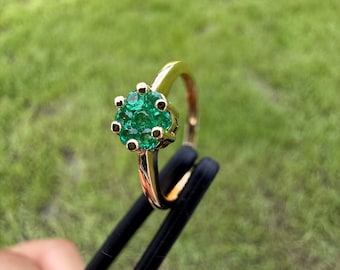 Floral Emerald Ring in 18K Solid Gold – 0.18ct Muzo Emeralds – Handmade in Colombia – Size 7