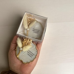 Imán de boda epoxi personalizado, recuerdo rústico floral, ficha con nombre y fecha personalizada con borde dorado, recuerdo para invitados de compromiso