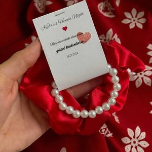 Coletero de satén personalizado y pulsera de perlas para la noche de henna: regalo personalizado para damas de honor, invitadas y despedidas de soltera.
