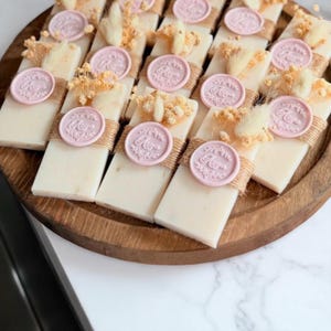 Saponetta personalizzata per baby shower – Sapone profumato rustico naturale con fiori secchi, sigillo di cera personalizzato, regalo per gli ospiti, bomboniera fatta a mano