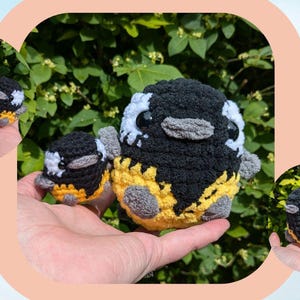 Puede incluir: Un patrón de ganchillo titulado "The Great Tit" con una ilustración de un pájaro de dibujos animados. La imagen presenta un fondo de cielo azul con pájaros volando y un pájaro de ganchillo en primer plano. El patrón es de Amy @corts.crochet.