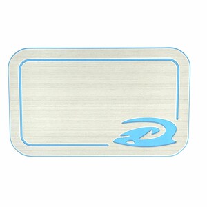 Puede incluir: Una alfombrilla rectangular de color claro con aspecto de metal cepillado. Presenta un borde azul claro y un emblema azul estilizado en la esquina inferior derecha. La alfombrilla tiene esquinas redondeadas y un dise&ntilde;o limpio y moderno.