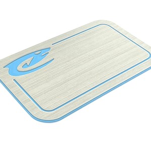 Puede incluir: Tabla de cortar rectangular con textura de veta de madera clara y borde azul. Un logotipo de pez estilizado azul est&aacute; en la esquina superior izquierda. La tabla tiene esquinas redondeadas y un borde rebajado.