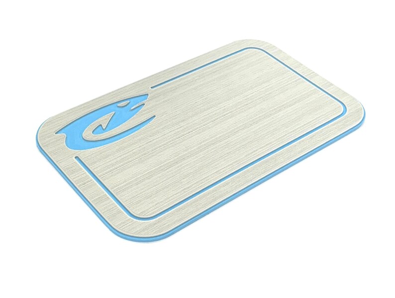 Puede incluir: Tabla de cortar rectangular con textura de veta de madera clara y borde azul. Un logotipo de pez estilizado azul est&aacute; en la esquina superior izquierda. La tabla tiene esquinas redondeadas y un borde rebajado.