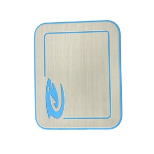 K&ouml;nnte beinhalten: Rechteckiges Schneidebrett mit hellem Holzmaserungsfinish und blauem Rand. Ein stilisiertes blaues Flammendesign befindet sich in der unteren linken Ecke. Das Brett hat abgerundete Ecken und einen vertieften Innenrand.