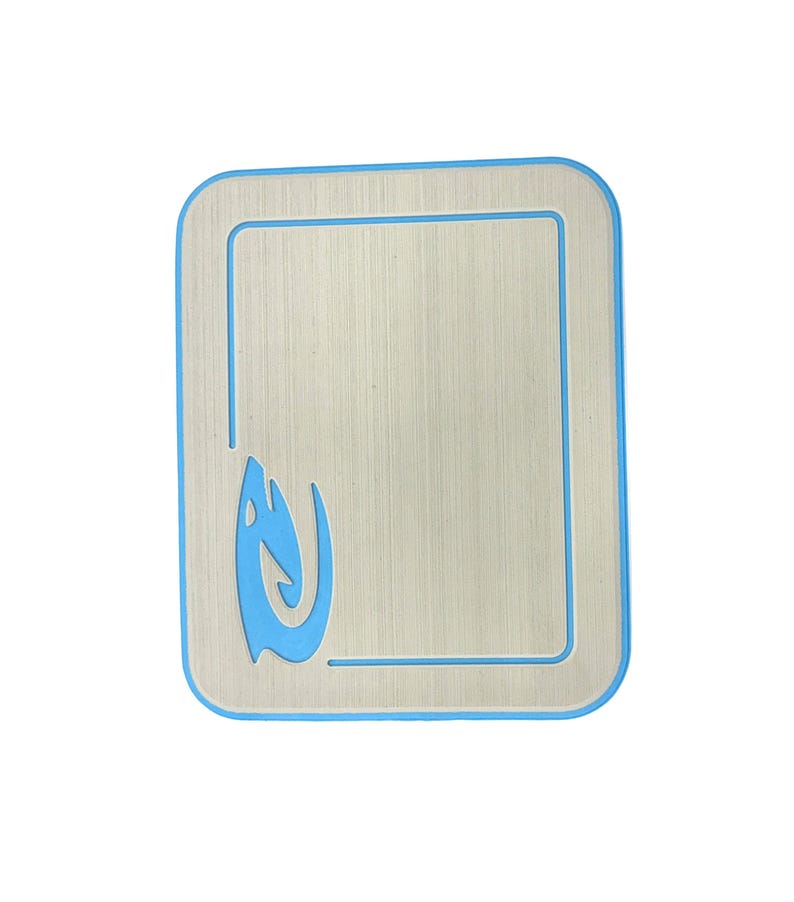 K&ouml;nnte beinhalten: Rechteckiges Schneidebrett mit hellem Holzmaserungsfinish und blauem Rand. Ein stilisiertes blaues Flammendesign befindet sich in der unteren linken Ecke. Das Brett hat abgerundete Ecken und einen vertieften Innenrand.