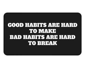 Könnte beinhalten: Ein schwarzes rechteckiges Mauspad mit abgerundeten Ecken. Das Mauspad zeigt weißen Text mit der Aufschrift "GOOD HABITS ARE HARD TO MAKE BAD HABITS ARE HARD TO BREAK."