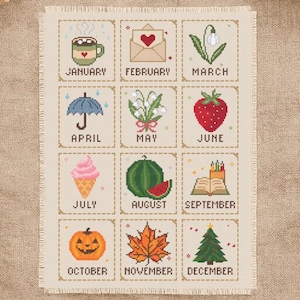 Puede incluir: Un calendario bordado con doce cuadrados, cada uno representando un mes con un icono. Los iconos incluyen una taza de café, un sobre, una flor, un paraguas, una fresa, un helado, una sandía, una calabaza, una hoja de arce y un árbol de Navidad.