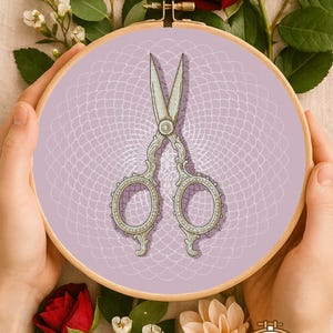 Puede incluir: Un bastidor de bordado con un fondo lavanda que presenta unas tijeras ornamentadas. El diseño está en un marco de madera, sostenido por manos. La imagen incluye rosas rojas y el texto "CrossStitchFromCivCiv".