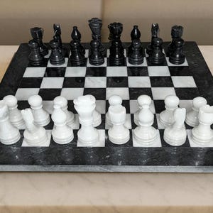 Scacchiera in marmo bianco e nero, grande scacchiera in pietra realizzata a mano con pezzi, scacchiera classica di lusso, regalo di anniversario per lui o per lei immagine 17