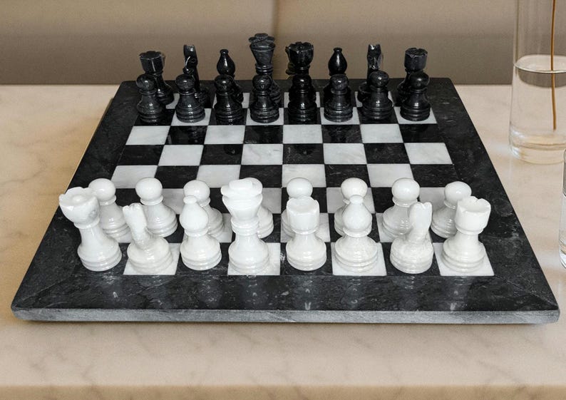 Scacchiera in marmo bianco e nero, grande scacchiera in pietra realizzata a mano con pezzi, scacchiera classica di lusso, regalo di anniversario per lui o per lei immagine 17