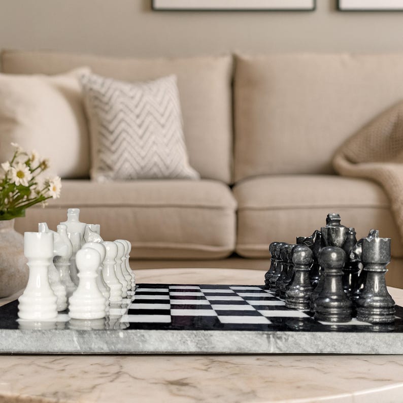 Pu&ograve; includere: Un set di scacchi in marmo con una scacchiera lucida a quadrati bianchi e neri alternati. Il set include una collezione completa di pezzi degli scacchi in marmo bianco e nero intagliati, tra cui pedoni, torri, cavalli, alfieri, regine e re.