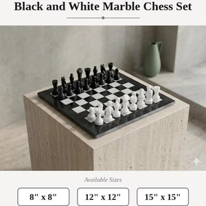 Pu&ograve; includere: Un set di scacchi in marmo bianco e nero con una scacchiera quadrata a riquadri alternati. Il set include pezzi degli scacchi intagliati in bianco e nero. Il testo "Black and White Marble Chess Set" e "Available Sizes 8" x 8", 12" x 12", 15" x 15"" &egrave; visibile.