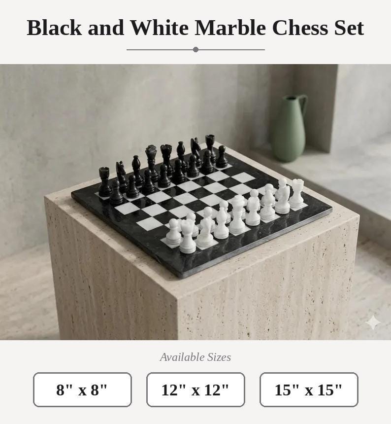 Pu&ograve; includere: Un set di scacchi in marmo bianco e nero con una scacchiera quadrata a riquadri alternati. Il set include pezzi degli scacchi intagliati in bianco e nero. Il testo "Black and White Marble Chess Set" e "Available Sizes 8" x 8", 12" x 12", 15" x 15"" &egrave; visibile.