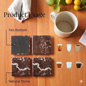Pu&ograve; includere: Quattro sottobicchieri quadrati in pietra naturale venata marrone scuro e bianca. Ogni sottobicchiere presenta una base in feltro grigio scuro. L'immagine include le scritte Product Usage, Felt Bottom e Natural Stone, oltre a icone di bevande.