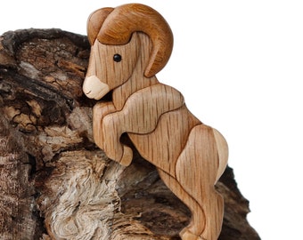 Adorno de madera de carnero de montaña hecho a mano: Imán con arte de sierra de calar
