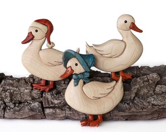 Figura de pato de madera tallada a mano – Figura artística de Mamá Oca – Imán o adorno navideño