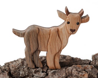 Adorno/imán de intarsia tallado en madera de cabra montés