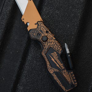 Norse Valhalla Milwaukee Fastback 6-in-1 — Cerakote EDC — Fenrir Wolf & Vegvisir Rune Kompas — Vikingcadeau voor hem — Beperkte oplage