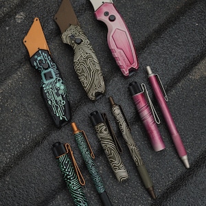 Anpassat Cerakote EDC-kit — Milwaukee Fastback + OLight-ficklampa + penna — Matchande set — Ultimat hantverkarpresent — Personligt EDC-paket