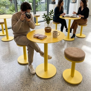 フルスチール製円形台座テーブル｜モダンでミニマルなカフェ家具｜屋内・屋外兼用ビストロダイニングテーブルデザイン