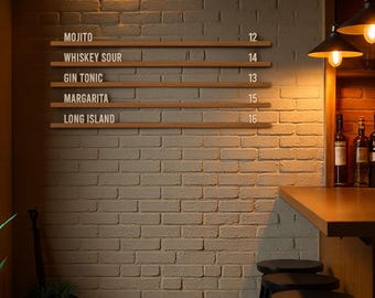 Könnte beinhalten: Eine Barszene mit einer Backsteinmauer und Holzregalen, auf denen eine Cocktailkarte angezeigt wird. Die Karte listet Mojito, Whiskey Sour, Gin Tonic, Margarita und Long Island auf. Schwarze Hocker stehen an der Bar.