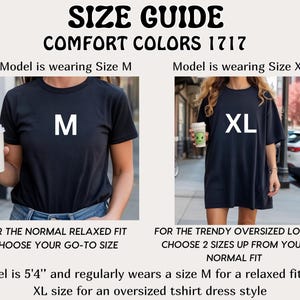 Pode incluir: Guia de tamanhos para camisetas Comfort Colors 1717. A imagem mostra dois modelos vestindo camisetas pretas, um tamanho M e um tamanho XL. O texto aconselha escolher seu tamanho normal para um ajuste relaxado ou aumentar dois tamanhos para um look oversized.
