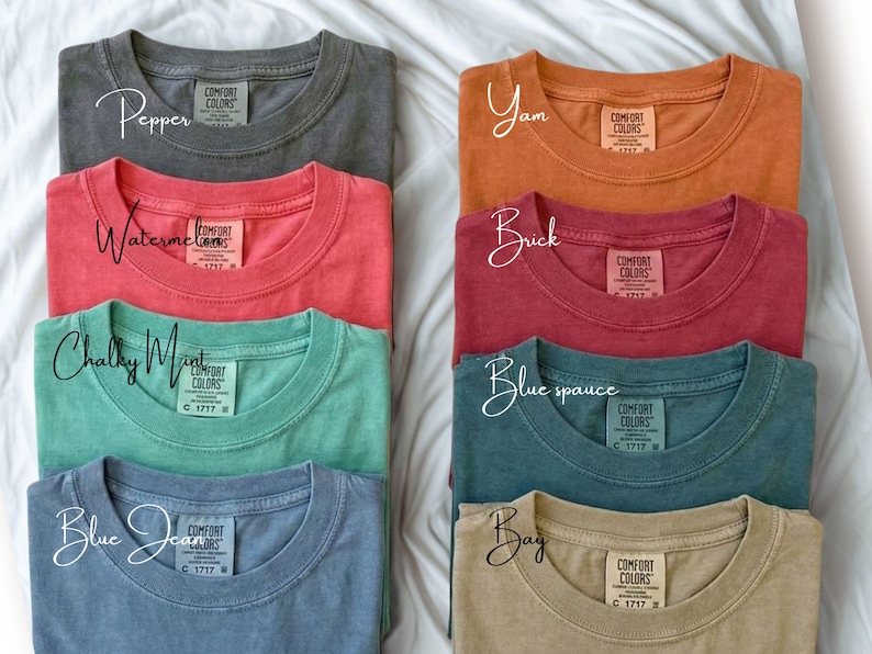 Pode incluir: Uma cole&ccedil;&atilde;o de camisetas Comfort Colors em v&aacute;rias cores, incluindo pimenta, melancia, menta giz, jeans azul, inhame, tijolo, abeto azul e ba&iacute;a. Cada camisa tem gola redonda e uma etiqueta Comfort Colors.