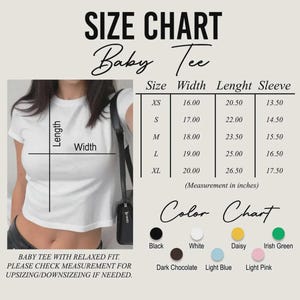 Op de afbeelding: Een witte baby-tee met een relaxte pasvorm, getoond met een maattabel. De tabel geeft de afmetingen in inches voor de maten XS tot XL, inclusief breedte, lengte en mouwlengte. Een kleurenkaart toont de beschikbare kleuren.