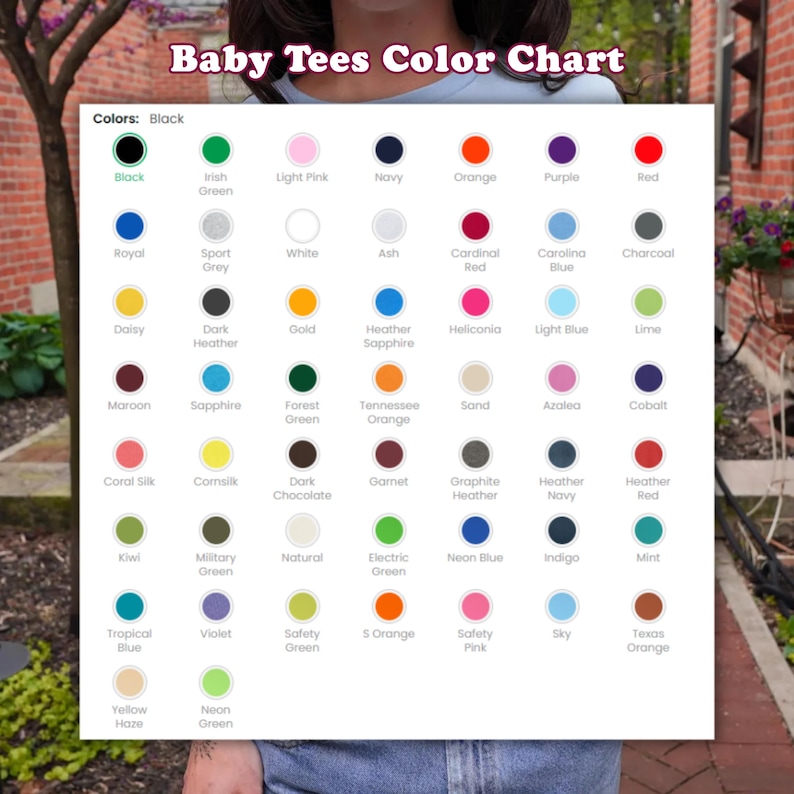 Op de afbeelding: Een kleurenkaart voor baby-T-shirts, met een verscheidenheid aan kleuren. De kaart bevat tinten als zwart, marineblauw, oranje en paars, evenals unieke tinten zoals helleconia en azalea. De tekst "Baby Tees Color Chart" staat bovenaan.