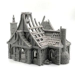 Puede incluir: Una maqueta en miniatura gris y sin pintar de un edificio en ruinas con vigas de techo de madera expuestas, paredes con textura de piedra, puertas arqueadas y una chimenea de ladrillo. La estructura muestra texturas de madera y tejas.