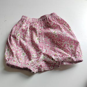 Pantalones cortos florales para bebé / Pantalones cortos hechos a mano / Ropa de algodón suave para bebé / Conjunto para niña / Regalo para baby shower / Estampado floral