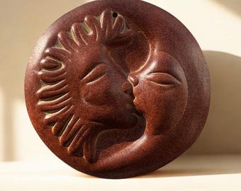Placa de pared vintage de Sol y Luna – Arte celestial colgante de terracota – Placa para amantes