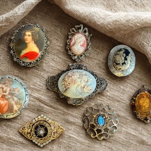 Broche ancienne porcelaine de Limoges signée Viny portrait femme