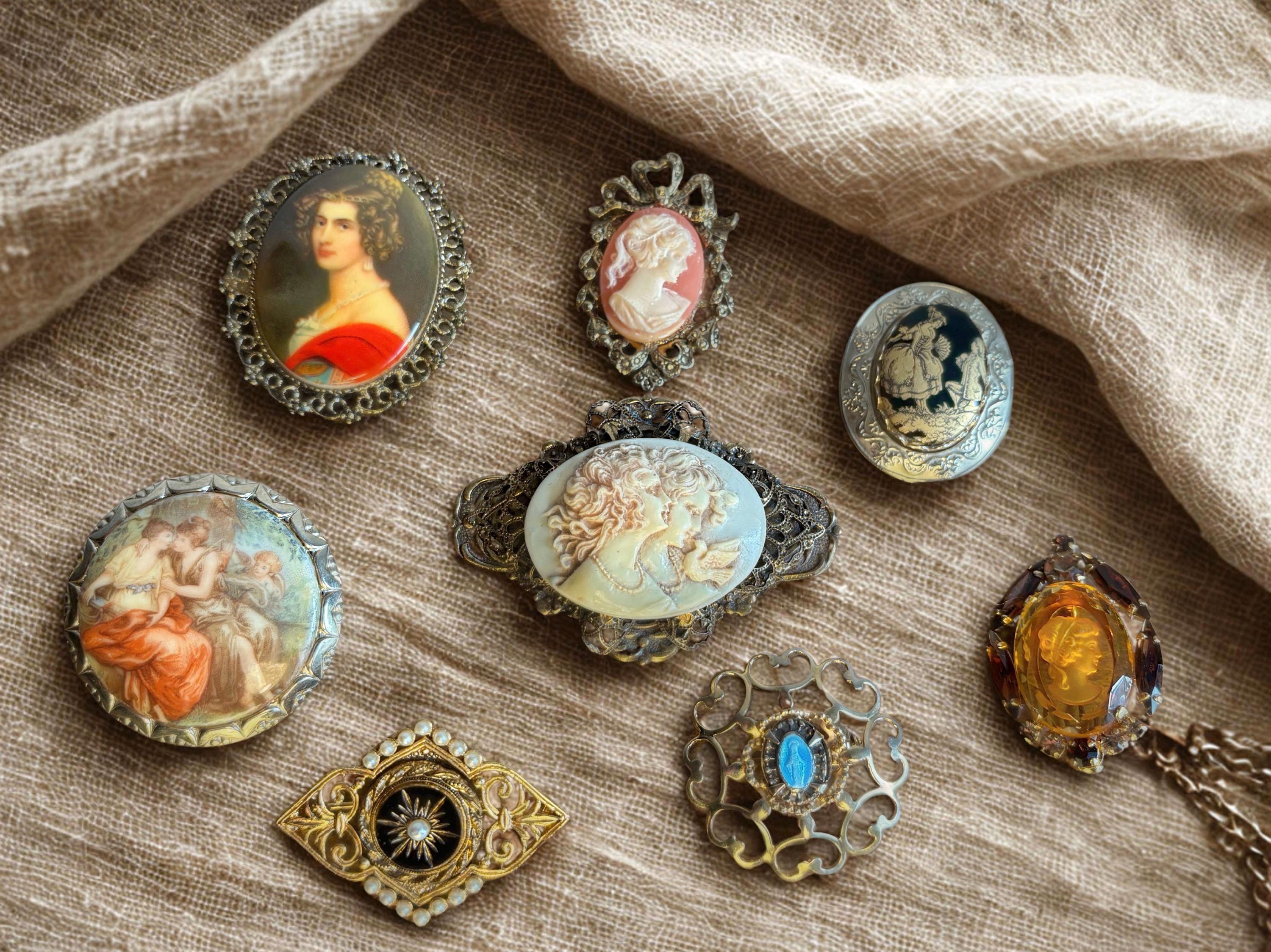 Broche florale française ancienne en porcelaine de Limoges peinte à la