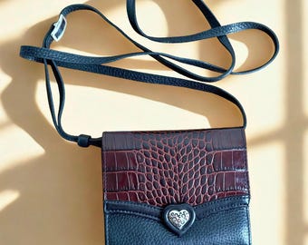 Portafoglio a tracolla in pelle stampata coccodrillo Brighton - Mini borsa convertibile con dettagli a forma di cuore, pronta per il viaggio