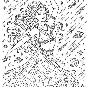 Puede incluir: Ilustraci&oacute;n en blanco y negro de una mujer bailando con un vestido fluido adornado con lunas y estrellas. El fondo presenta planetas, estrellas fugaces y elementos celestiales. La mujer tiene el pelo largo y suelto y lleva una diadema y joyas.