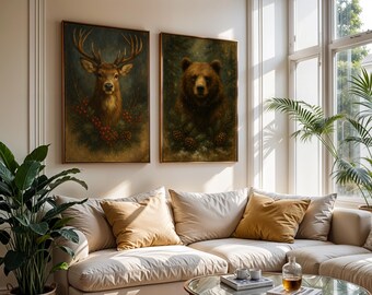 Könnte beinhalten: Zwei gerahmte Tierporträts hängen über einem cremefarbenen Ecksofa. Ein Gemälde zeigt einen Hirsch mit großem Geweih, umgeben von Grün und Beeren. Das andere zeigt einen Braunbären. Der Raum hat eine neutrale Farbpalette mit natürlichem Licht.